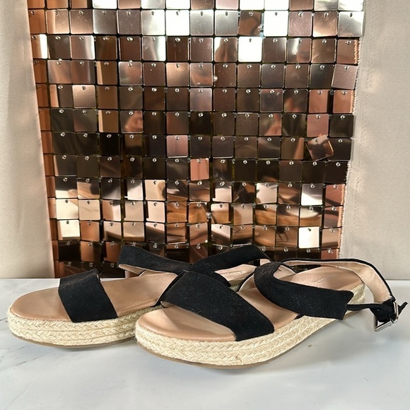 Old Navy Shoes - Old Navy Summer Black Faux Suede Strapped Sandals w Jut Platforms Size 8